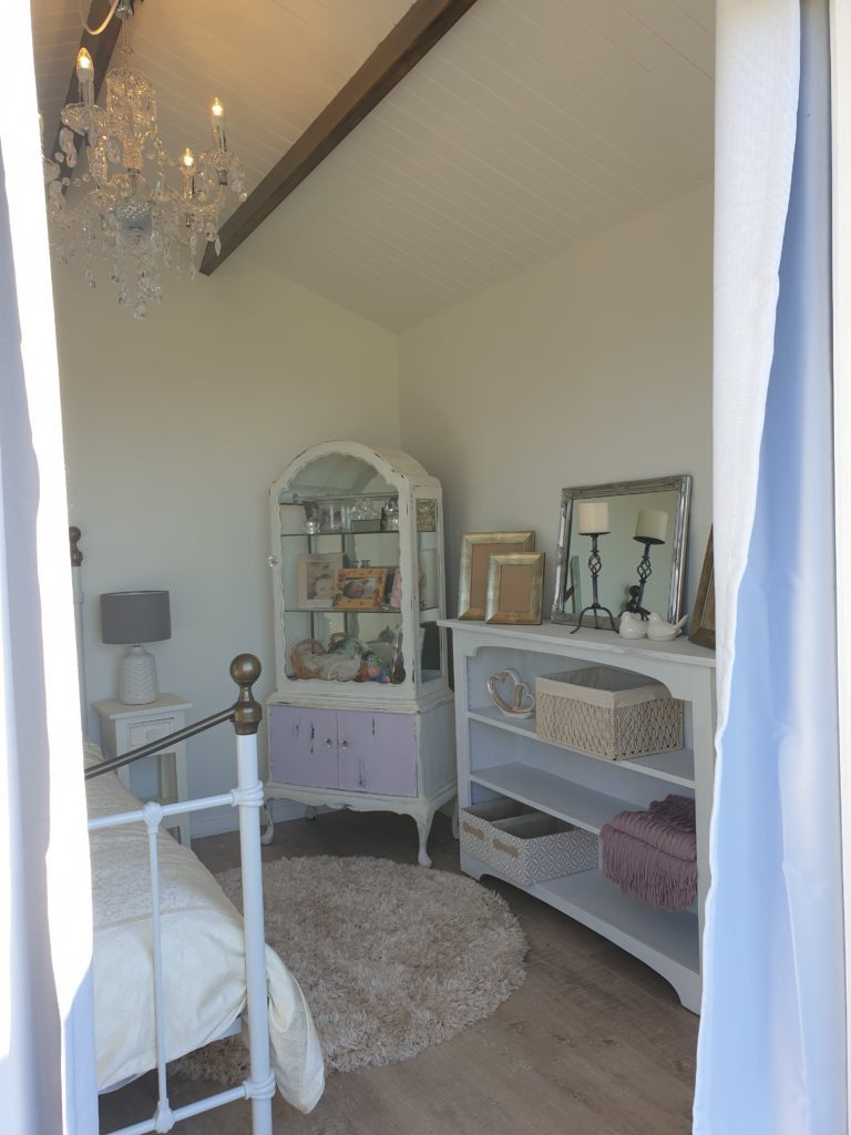 Shabby chic bedroom in a 1 bedroom tinyhouse